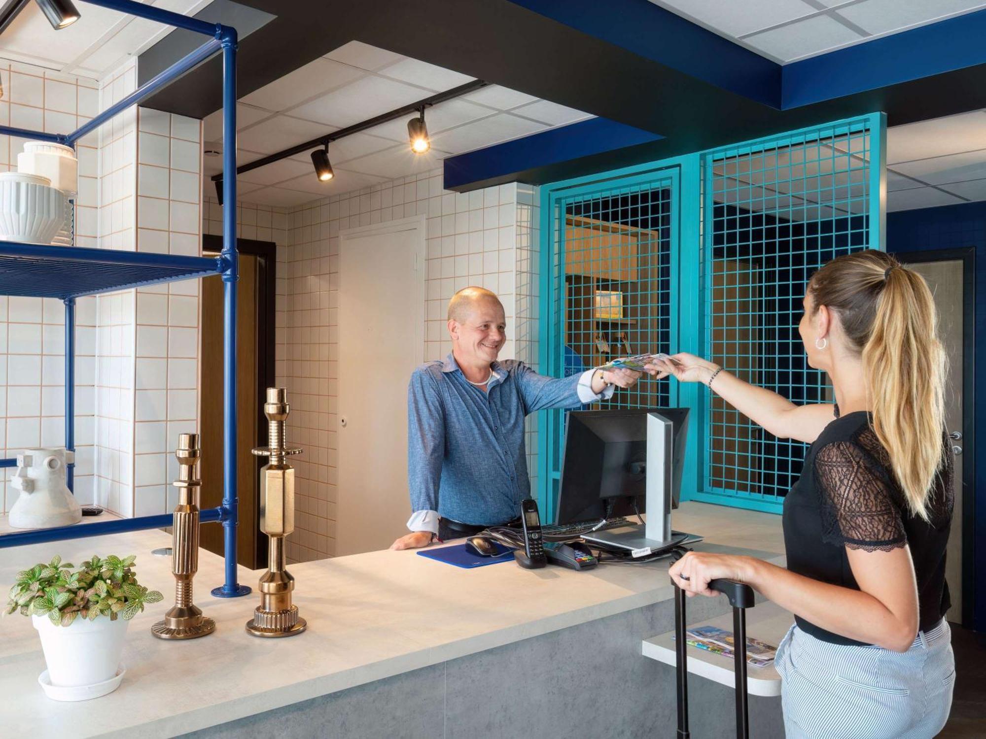Ibis Budget Pertuis Portes Du Luberon Luaran gambar